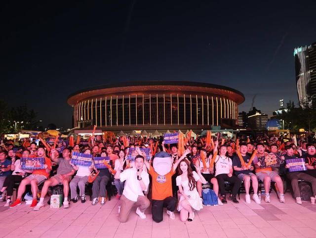 开云科技-橙浪汇聚徐家汇 “万有引力”第二现场燃动CBA总决赛之夜